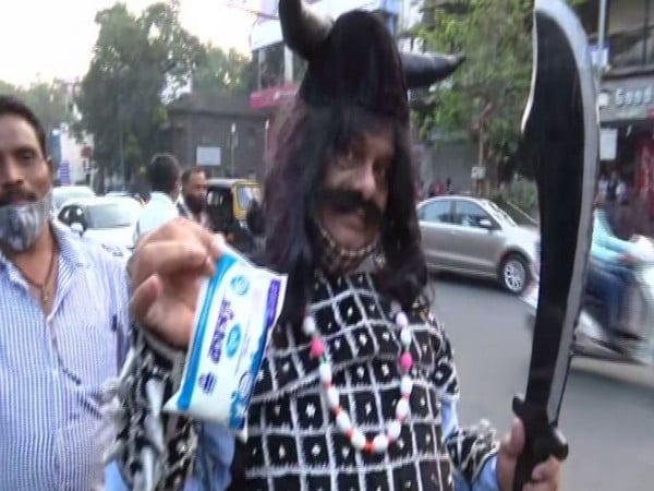 Pune man dressed up as Ravana distributes milk on New Year's eve; urges people to give up alcohol - Vimarsana News