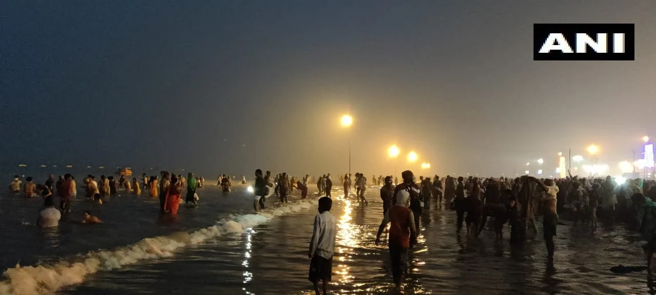 West Bengal: People take holy dip at Gangasagar on Makar Sankranti
