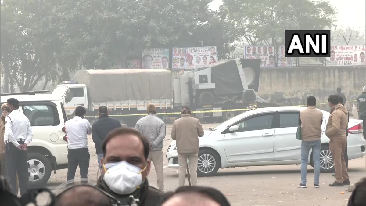 Watch video: Delhi Police recovers IED from Ghazipur flower market, controlled explosion carried out - Vimarsana News
