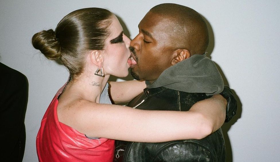 Lovebirds Kanye West, Julia Fox engage in an open-mouthed kiss - Vimarsana News