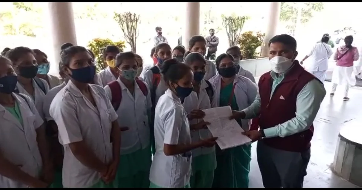 Barwani: Nurses, ANM strike work, charge civil doctor of embarrassing them 1 7 January Barwani Protest Barwani: Nurses, ANM strike work, charge civil doctor of embarrassing them