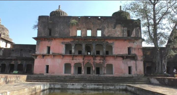 Mandla: Thieves dig up historic Moti Mahal in search of treasure in city - Vimarsana News