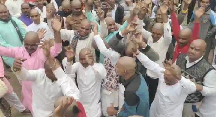 Neemuch: Villagers shave head after their wish of zero COVID death fulfilled - Vimarsana News