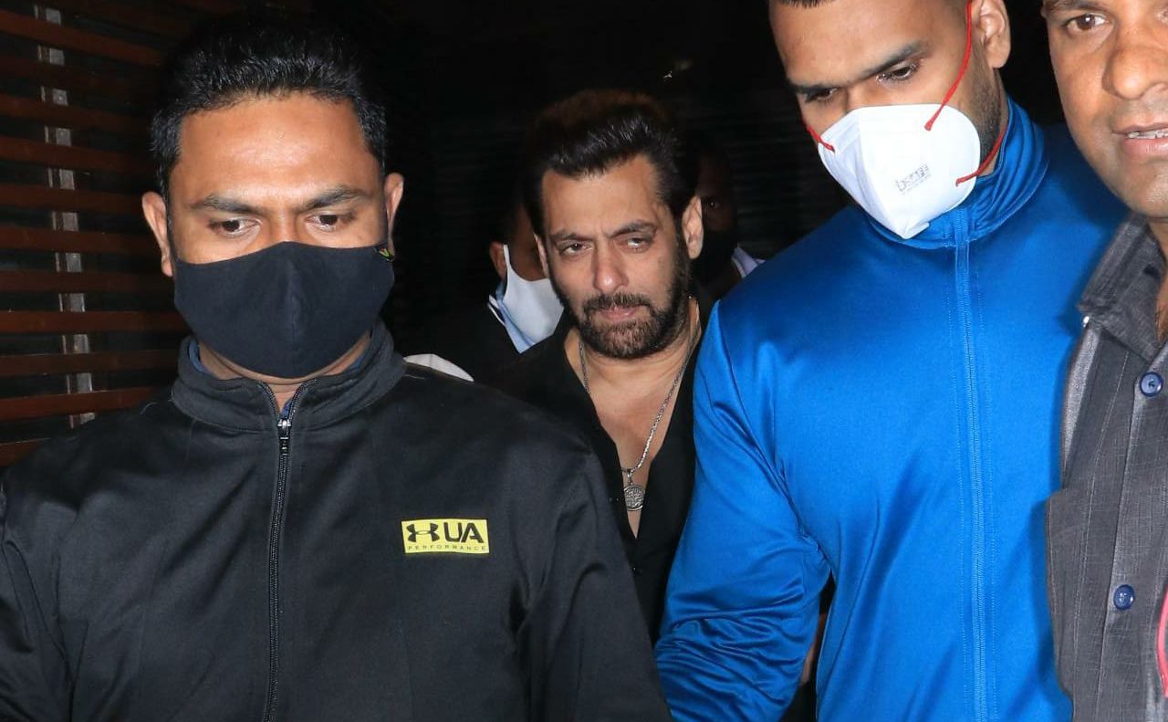 Watch: Salman Khan gets mobbed by fans outside Juhu restaurant - here's what happened next - Vimarsana News