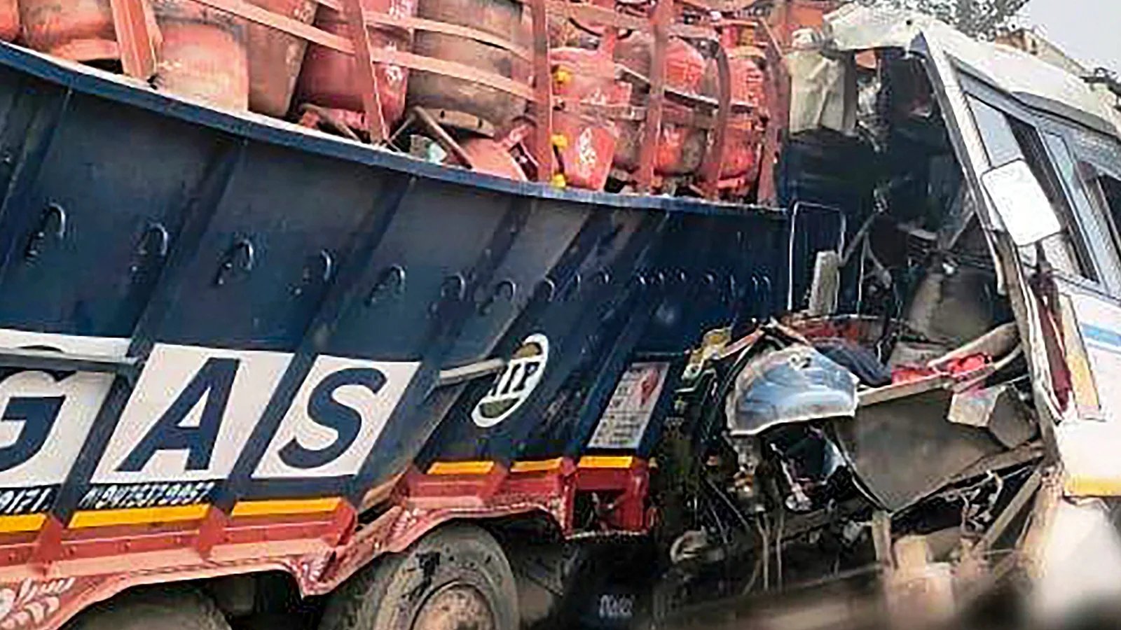 Jharkhand: At least 16 killed, 26 injured after passenger bus collides with truck in Pakur district - Vimarsana News