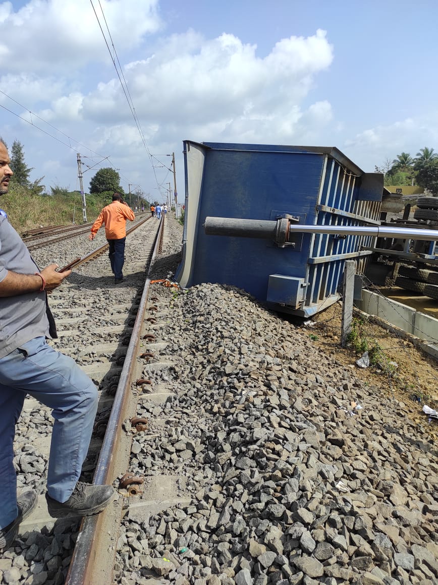 Mumbai: Accident averted after dumper truck carrying ballasts skids and brushes Ahmedabad-Mumbai double-decker train coach - Vimarsana News