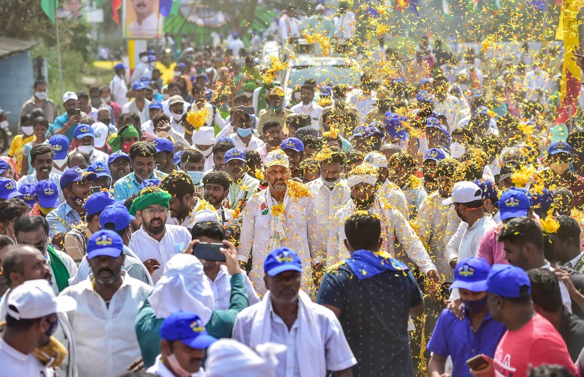 Karnataka: Congress' Mekedatu padayatra enters second day, top leaders booked for COVID-19 rules violation - Vimarsana News