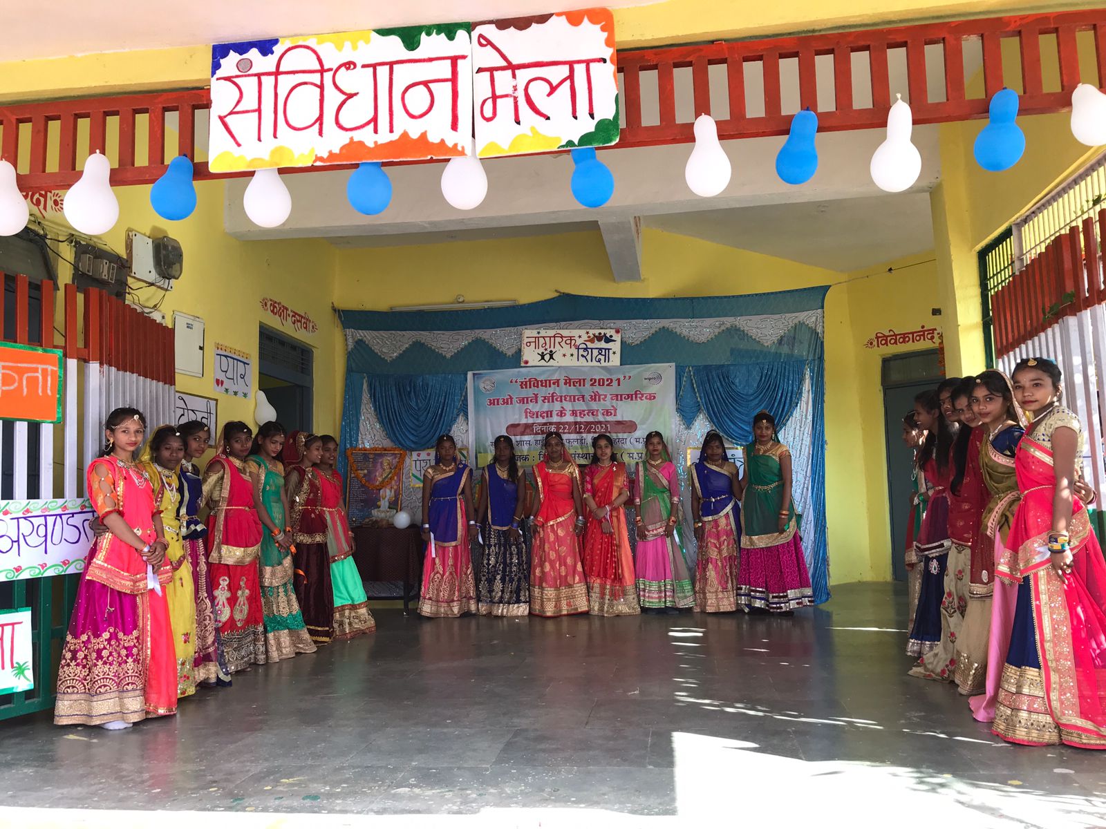 Bhopal: Teachers on chairs, students on tat-patti; is this equality? - Vimarsana News
