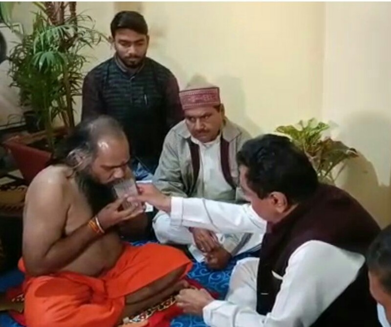 Bhopal: Ex-CM offers gau mutra, Ganga jal and Mirchi Baba ends fast - Vimarsana News