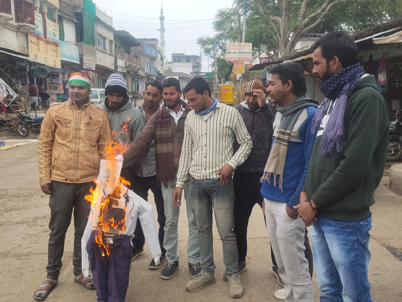 Pipalrawan: Congress torches effigies of BJP's youth leaders involved in sex racket - Vimarsana News