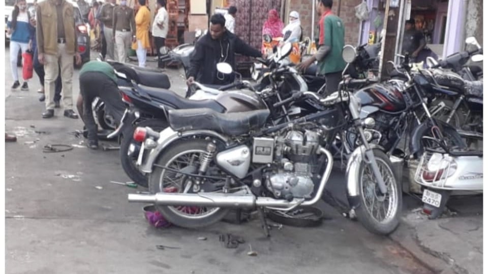 Indore: Ten wrongly parked 4-wheelers fined - Vimarsana News