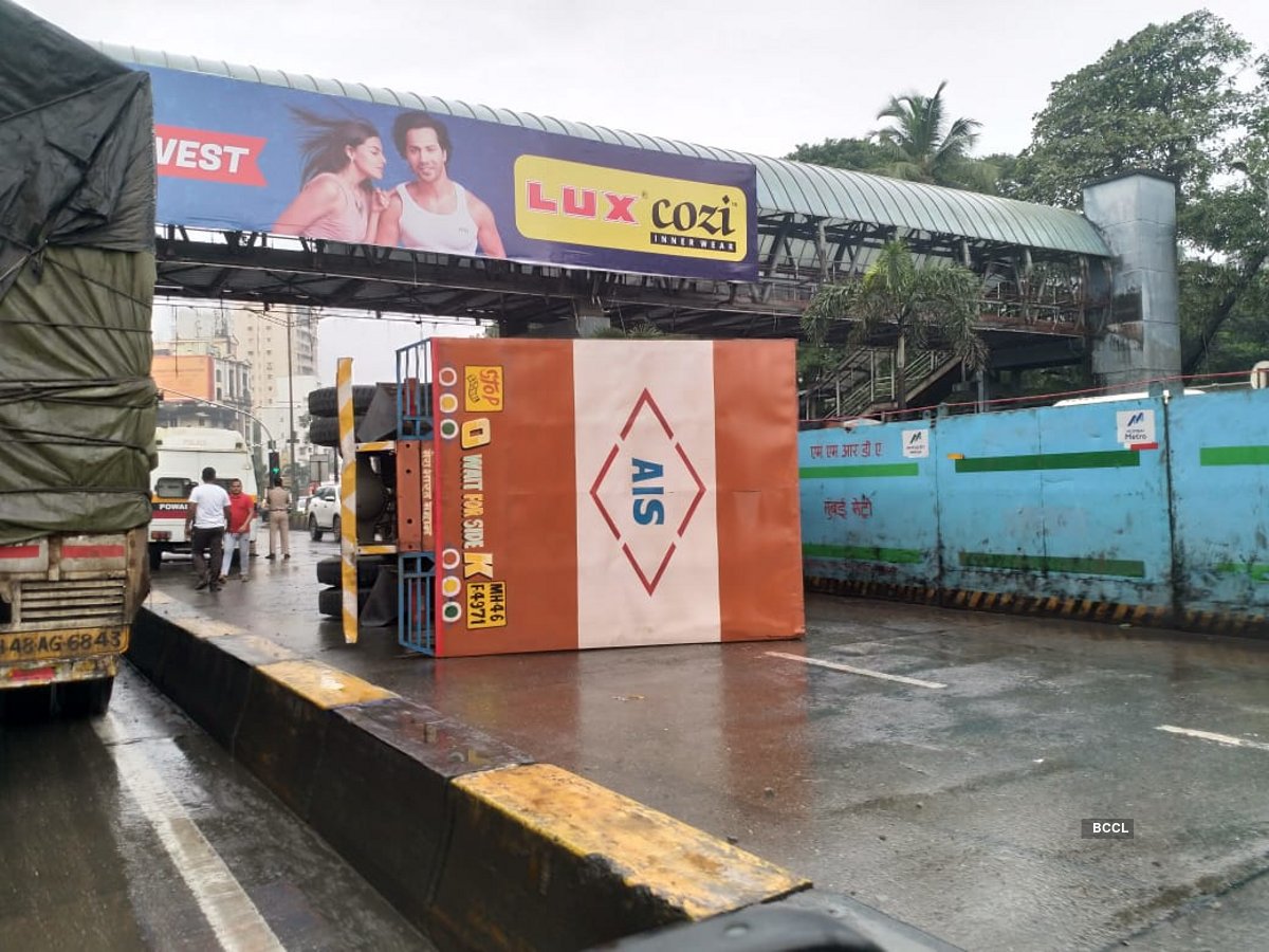 Mumbai: Truck overturns on autorickshaw on JVLR, one injured - Vimarsana News
