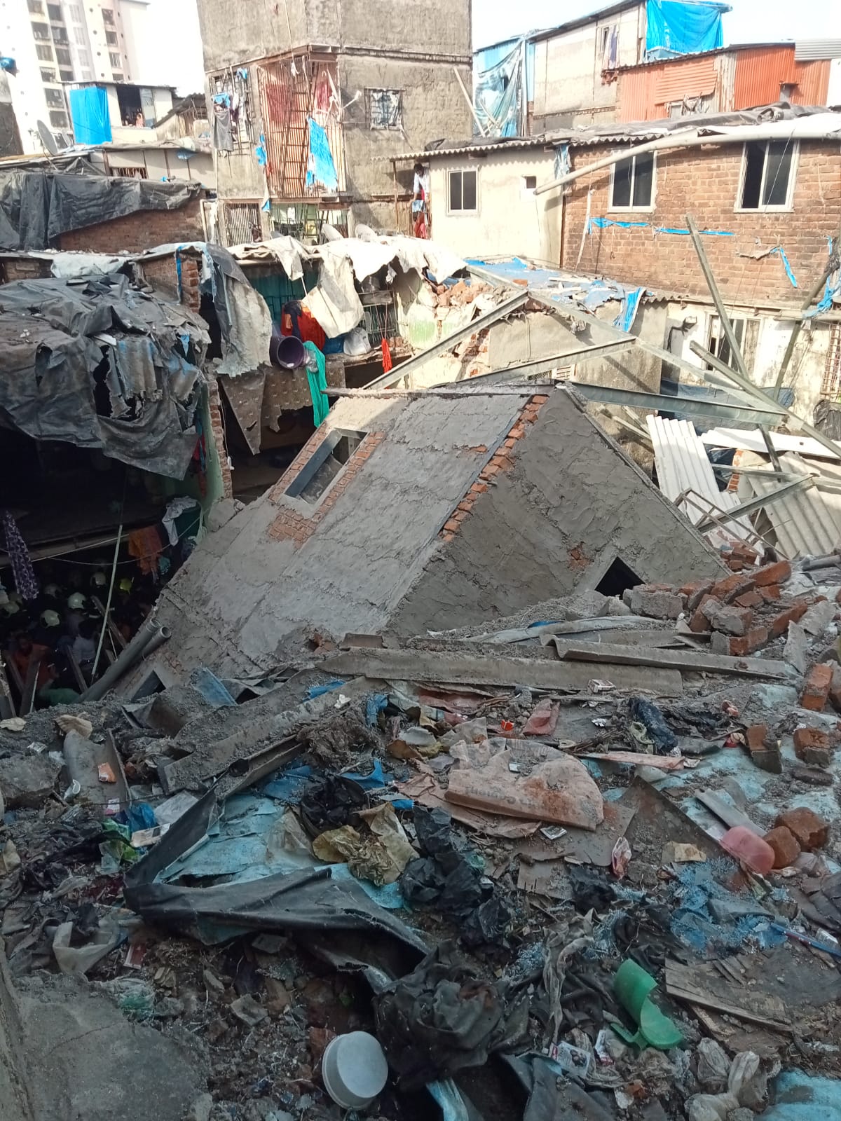 Mumbai: 5-storey structure that collapsed in Bandra was illegal, says local corporator - Vimarsana News
