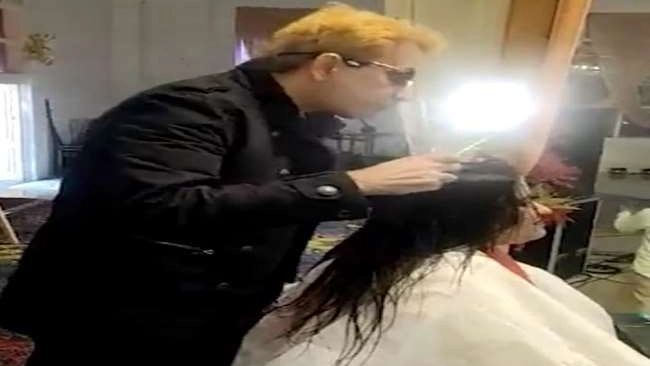 Watch Video Celebrity Hairstylist Jawed Habib Spits On Women S Head While Giving Haircut