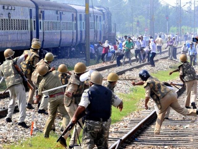 2 arrested for rioting, 6 cops suspended for assaulting railway job aspirants in UP's Prayagrag - Vimarsana News