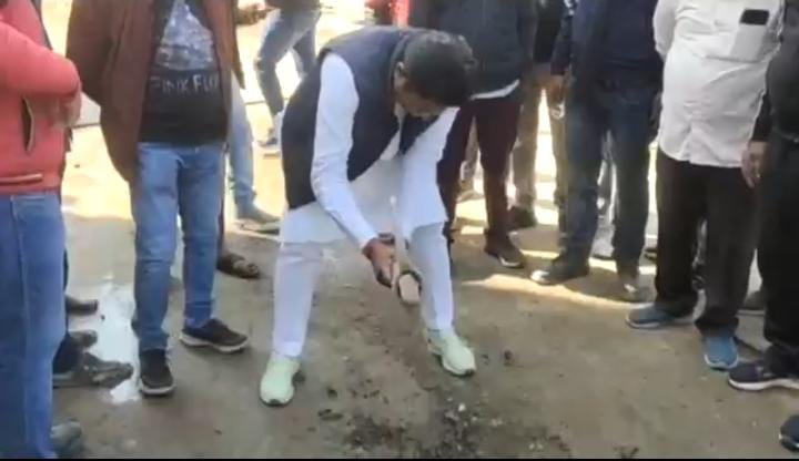 Bhind: BSP MLA warns contractor, Municipal Corporation engineer over poor road construction - Vimarsana News