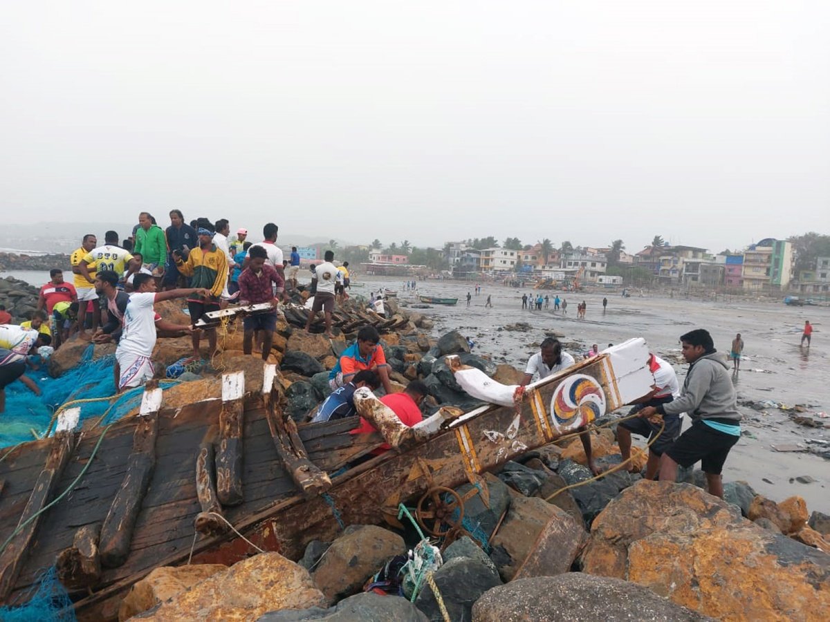 Mira Bhayander: Battered by waves, boat shatters after hitting rocks in Uttan - Vimarsana News