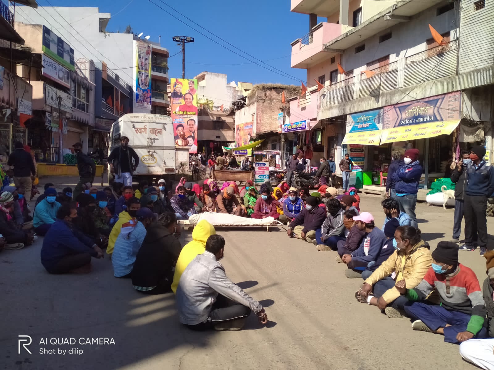 Badnawar: Sanitation workers stage protest over colleague's suicide - Vimarsana News