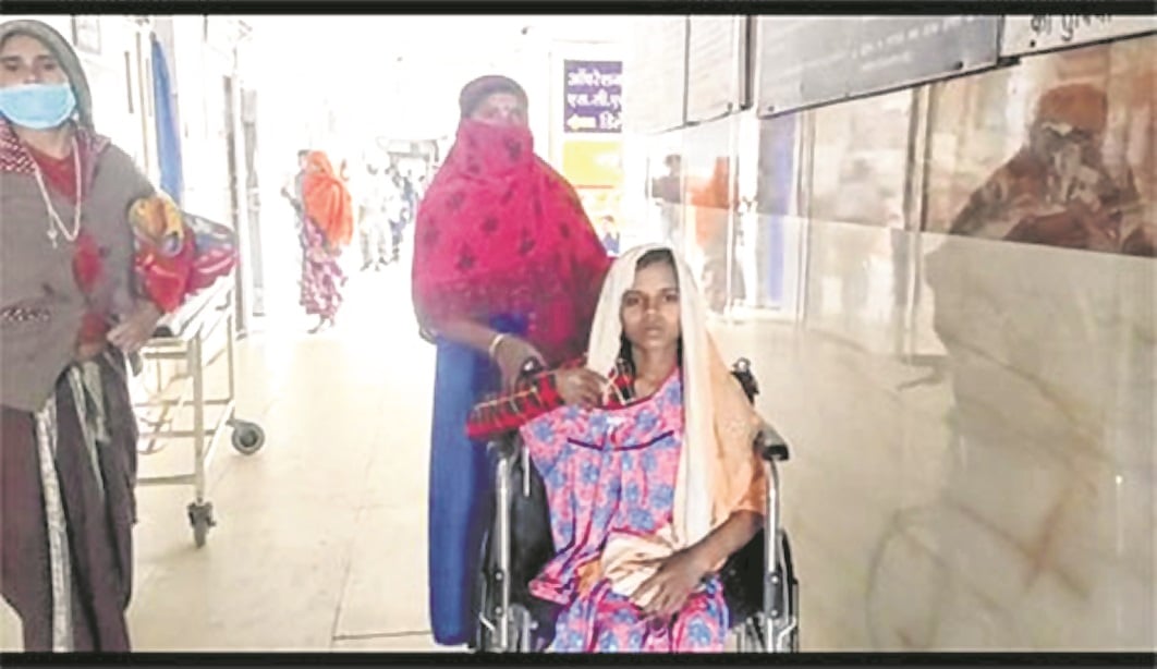 Barwani: False ceiling falls on pregnant woman at District Hospital - Vimarsana News