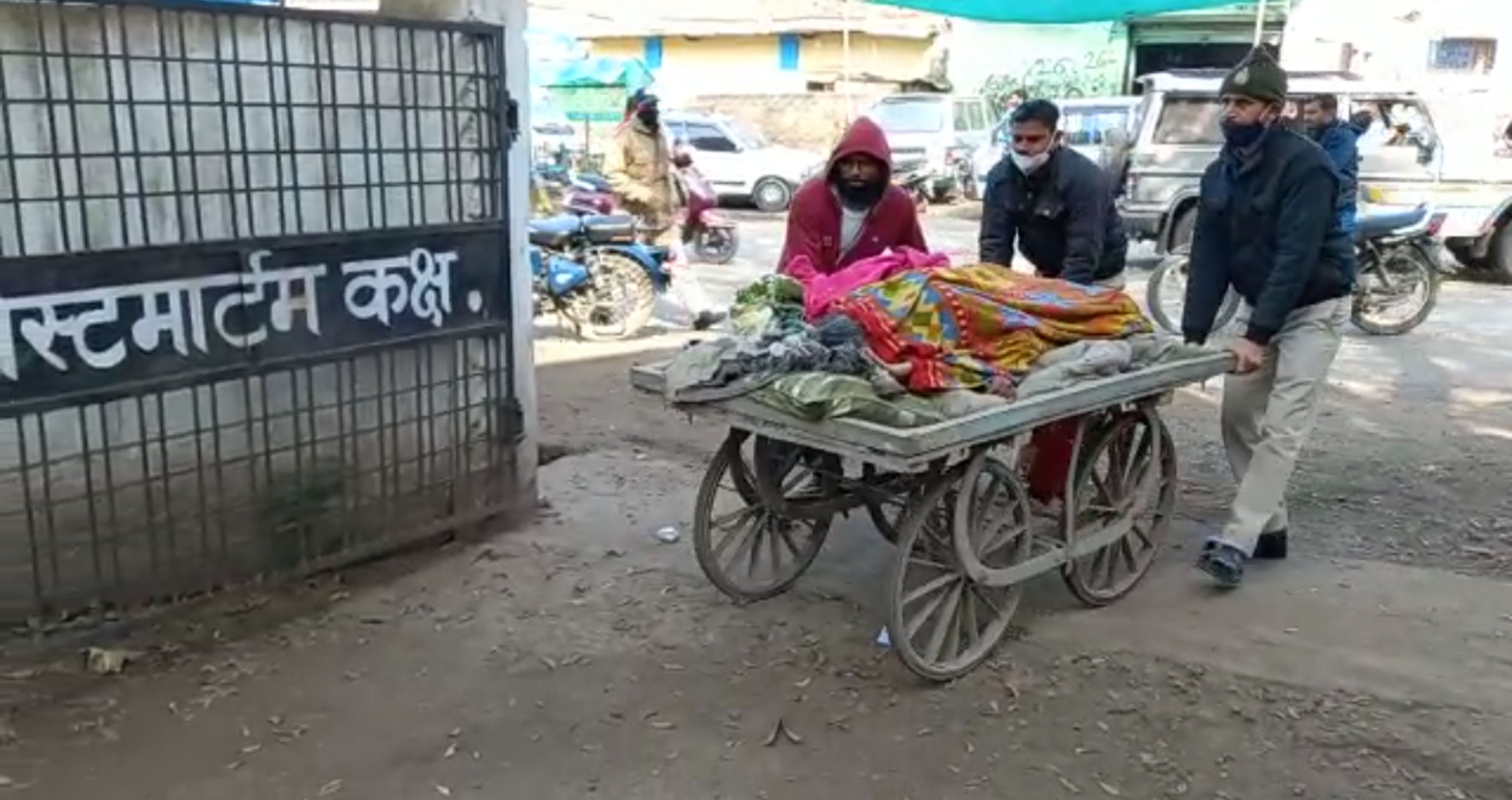 Barwani: Social workers, cop carry abandoned beggar's body on handcart for post-mortem - Vimarsana News