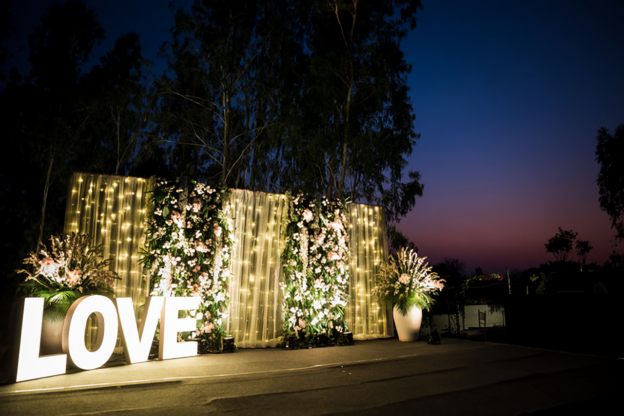 All you need to know about the ‘reverse destination’ wedding trend