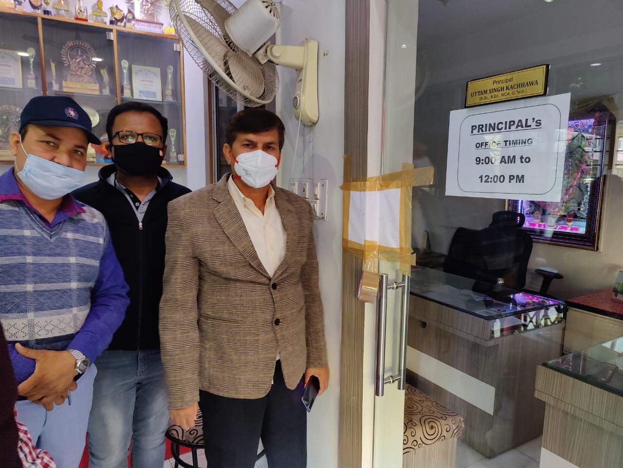Indore: Five private city schools shut for not achieving 100% vaccination - Vimarsana News