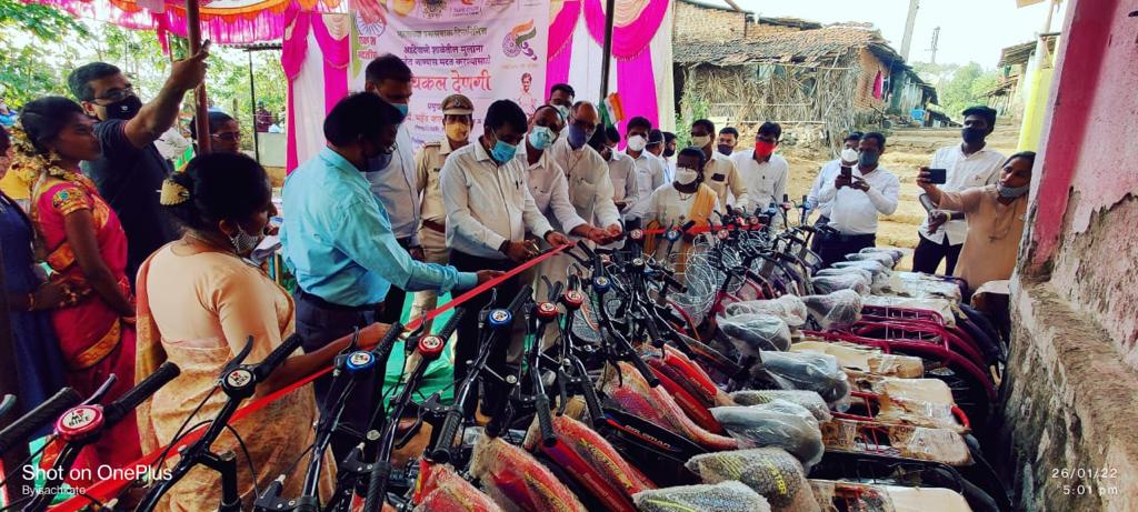 Raigad: Students from Roha get bicycle to reach school, get rid of 8 to 10 kms walk - Vimarsana News