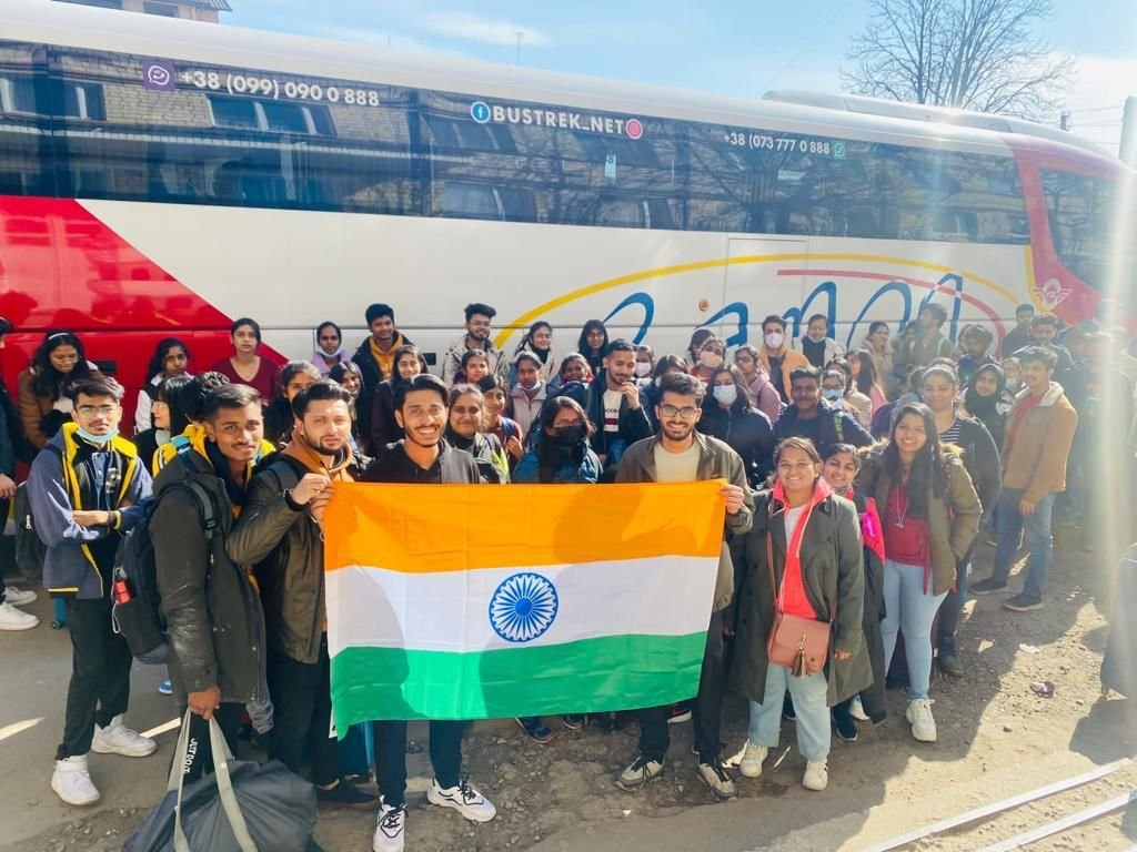 In Pics: First batch of Indian students leave Chernivtsi for Ukraine-Romania border - Vimarsana News