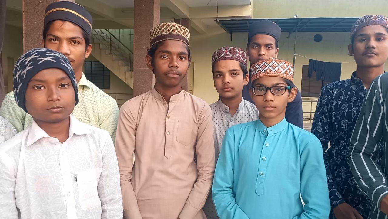Kota: Madrasa students searching for owner of cash bundle that slipped from a 2-wheeler woman rider - Vimarsana News