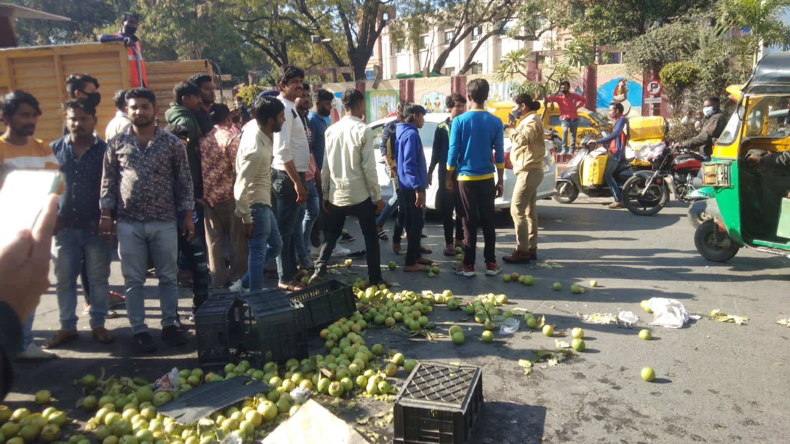 Indore: Fruit vendors clash with Indore Municipal Corporation officials at collectorate - Vimarsana News