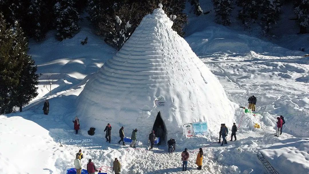 Jammu & Kashmir: 'World's largest' Igloo Cafe comes up in Gulmarg, can seat 40 guests - Vimarsana News