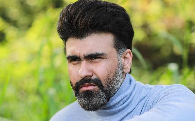 Watch: Aarya Babbar gets into a verbal spat with pilot; asks if he should get off the flight - Vimarsana News