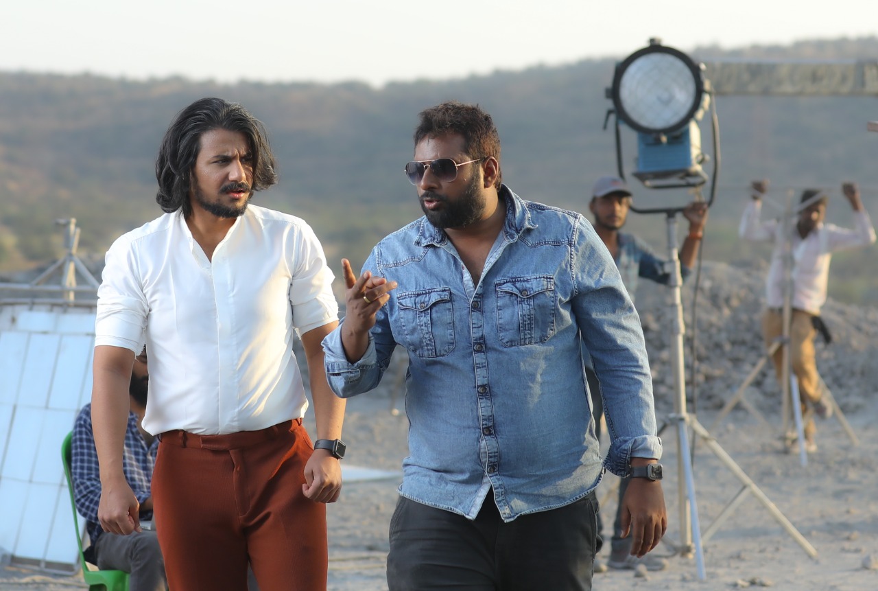 Watch: Unique look of hero in Simple Suni's next 'Gathavaibhava'; poster launched today - Vimarsana News