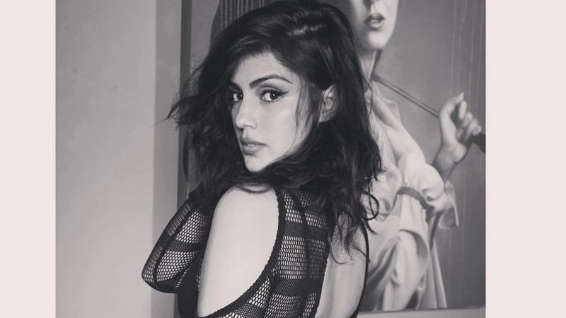 Photo: Rhea Chakraborty stuns in a black backless outfit, flaunts her new look - Vimarsana News