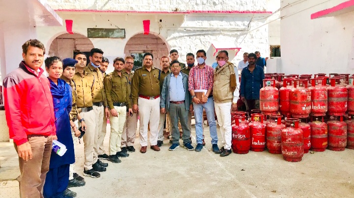 Guna: LPG cylinders distributed under Ujjwala Scheme land at hotels; two held - Vimarsana News