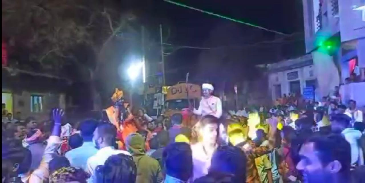 Burhanpur: Bride and groom reach wedding venue riding horseback in baraat - Vimarsana News