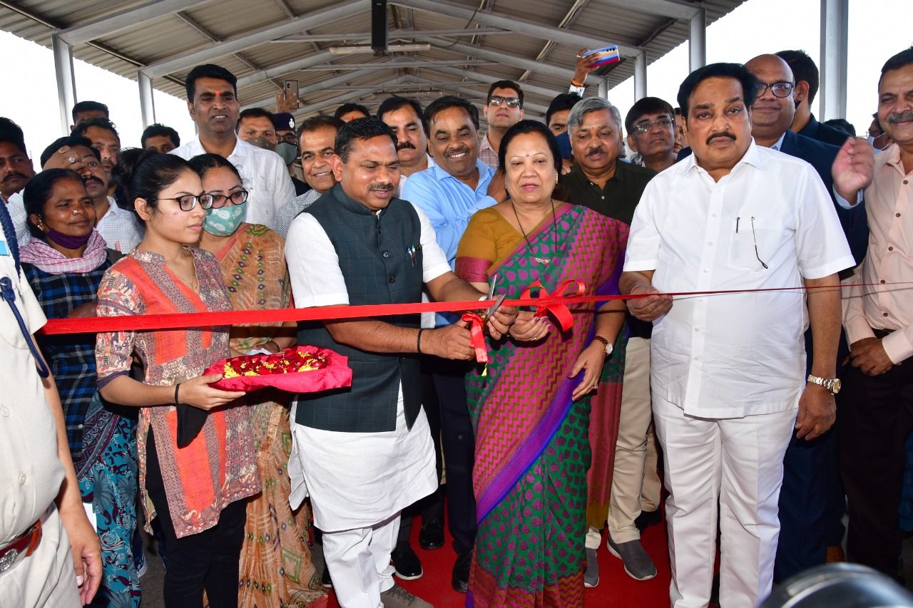 Surat: MoSR Darshana Jardosh along with other dignitaries inaugurate 'Extended South FOB' at Udhna station; see pics - Vimarsana News
