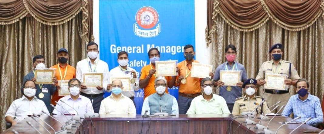 Mumbai: Ten Central Railway staff felicitated with General Manager's Safety Award by Anil Kumar Lahoti - Vimarsana News