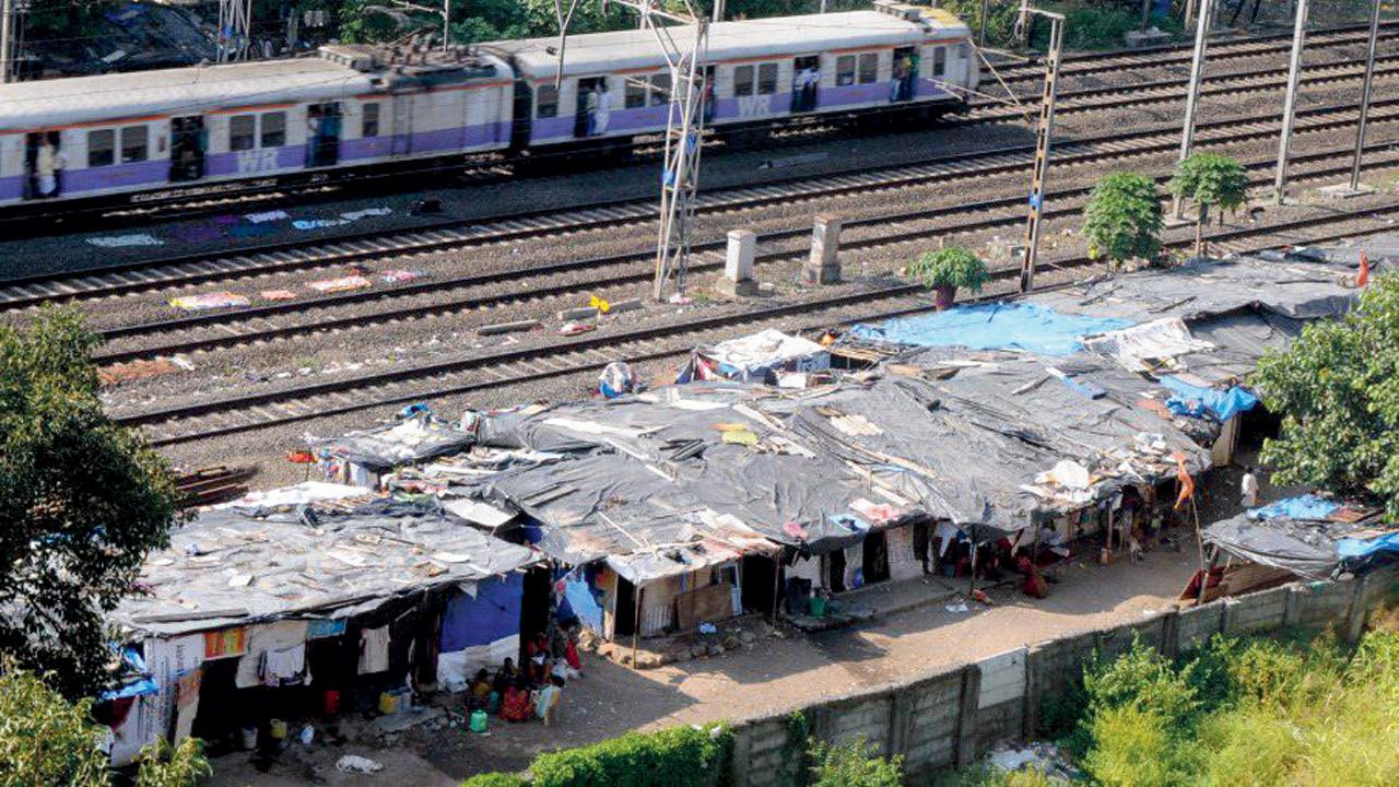 Mumbai: 5,000 illegal slums falling in 10 m safety zone likely to be removed for train operations - Vimarsana News