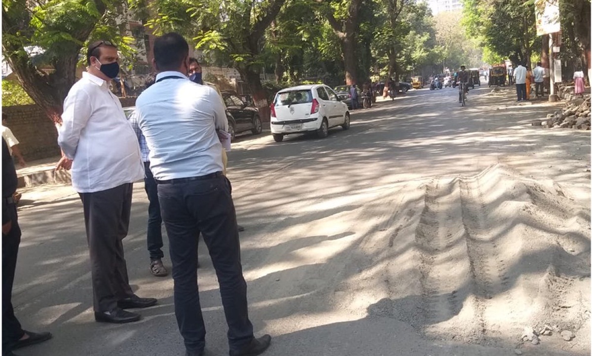 Mumbai: Illegal construction debris blocks Mulund road - Vimarsana News