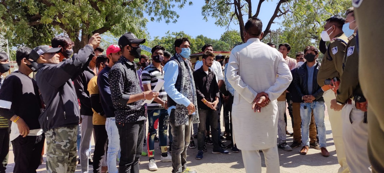 Manawar: Azaan causing noise pollution, says Hindu Jagran Manch, submits memorandum - Vimarsana News