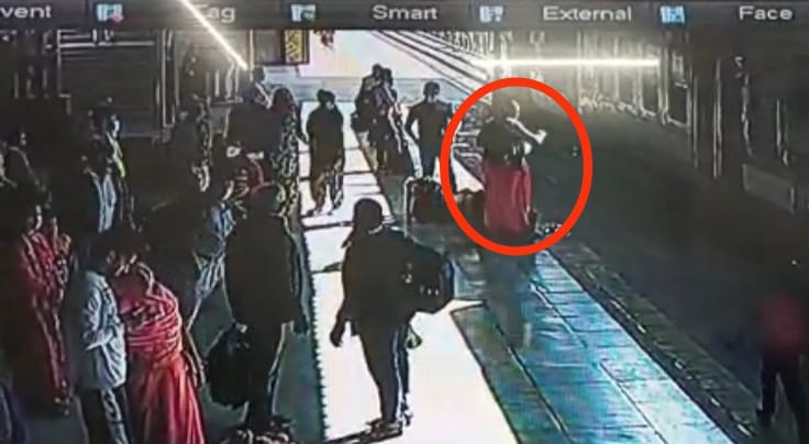 Indore: Woman falls while boarding a moving train, killed - Vimarsana News