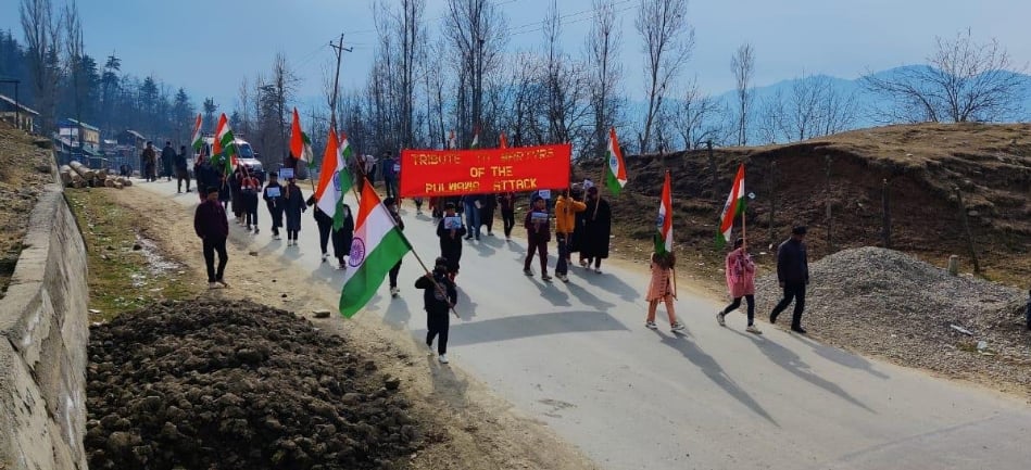 #PulwamaAttack: Students and youths of Lolab valley in J&K's take out rallies to pay tribute to CRPF personnel - Vimarsana News