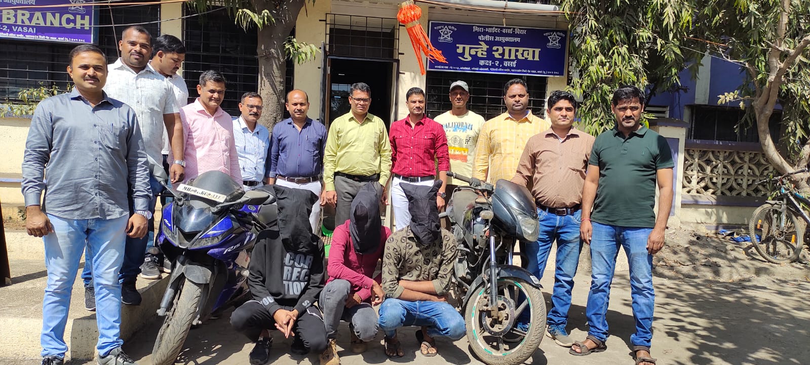 Mira Bhayandar: Three mobile snatchers held; 14 phones and two bikes worth Rs. 3.15 lakh seized - Vimarsana News