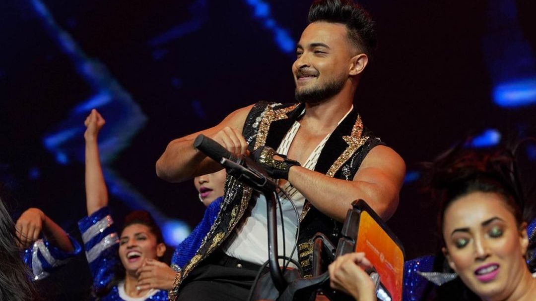 Aayush Sharma suffers severe cramp during his Da-Bangg Tour performance in Dubai - Vimarsana News
