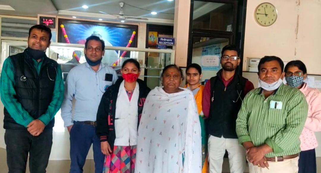 Sendhwa: Covid patient with 70% lung involvement treated successfully at Sendhwa hospital - Vimarsana News