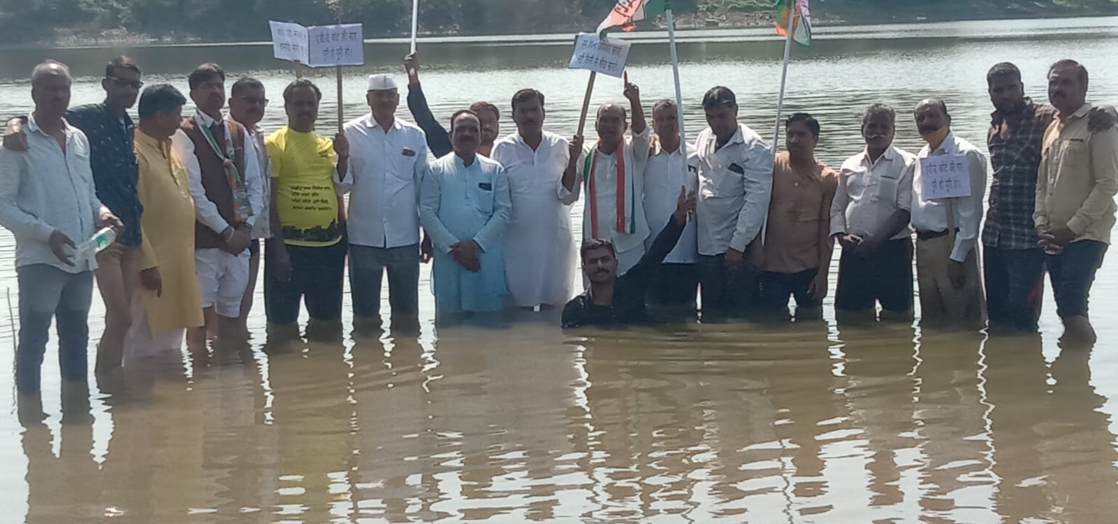 Malhargarh: Congressmen stage Jal Satyagrah, demand additional and sessions judge in Narayangarh - Vimarsana News