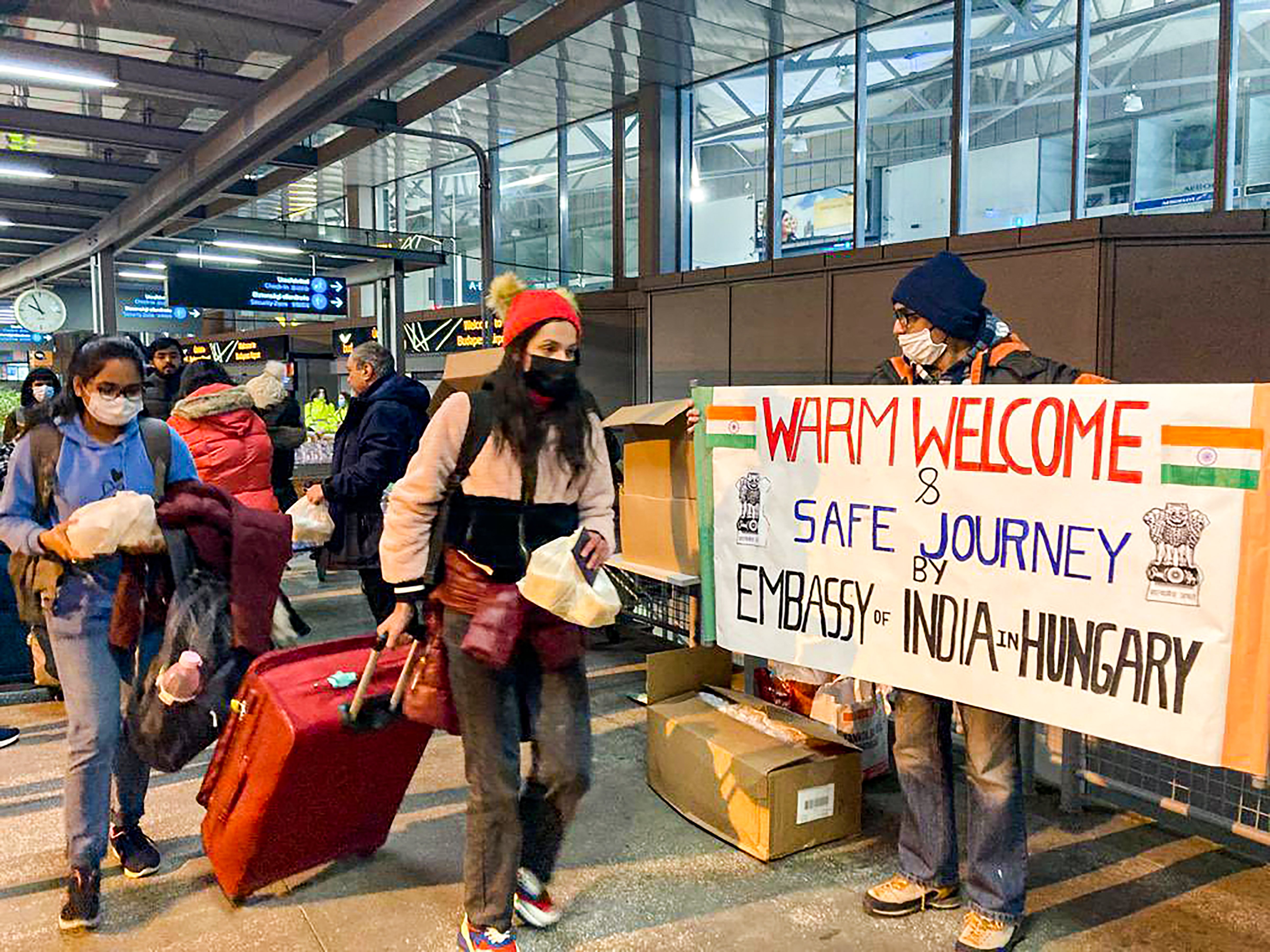 Bhopal: Students in torn clothes cross Ukraine border after 40-hr long wait - Vimarsana News