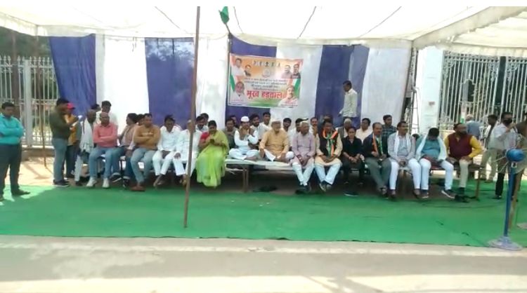Gwalior: Congress begins indefinite hunger strike over attempt to murder case against NSUI workers - Vimarsana News