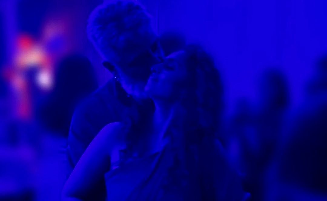 'Valimai' star Ajith passionately kisses wife Shalini in this mushy picture - Vimarsana News